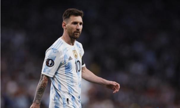 八宝山送别杨振宁 物理系学生：希望像先生一样成为报效祖国的人